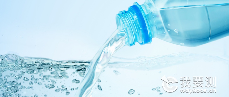 摄图网_300605590_wx_饮用,健康饮食食物储存饮用水塑料瓶蓝色背景（企业商用）.jpg